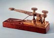 bron: http://www.astrosurf.org/lombry/Radio/morse-key-1844.jpg