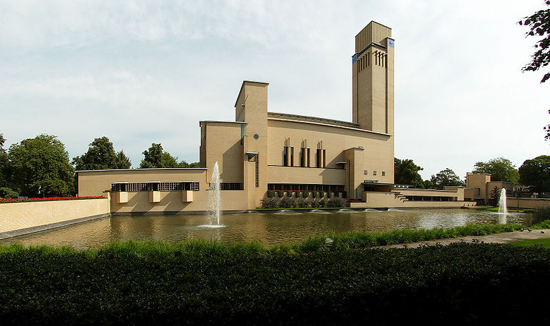 Nederlands: Raadhuis Hilversum, Nederland. Ontworpen door gemeentearchitect Willem Marinus Dudok. Het werd gebouwd tussen 1928 en 1931