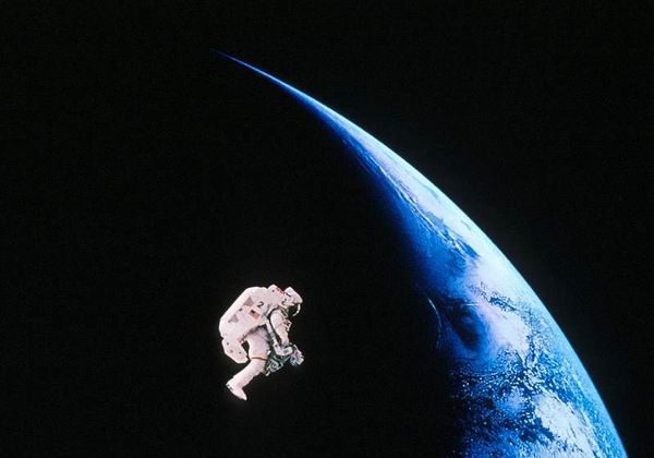 Klik op mij voor een reis door de ruimte