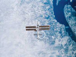 Satelliet in de ruimte.